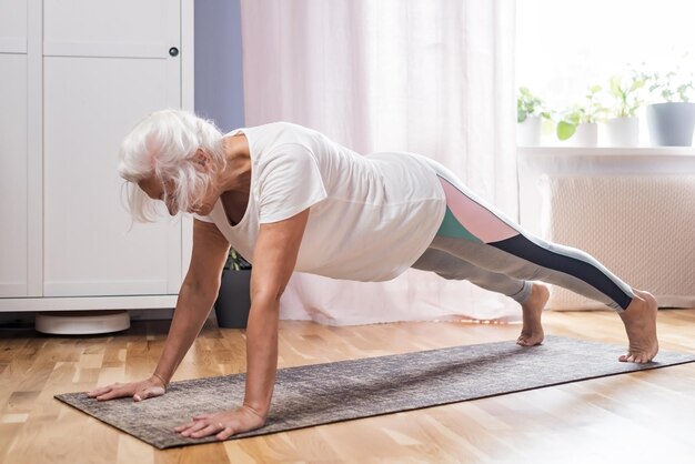 Photo side view of woman exercising in gym