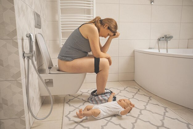 Foto vista laterale di una donna che si esercita in palestra