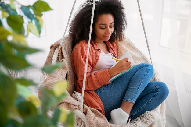 Foto vista laterale donna che sperimenta la gioia di lasciar andare