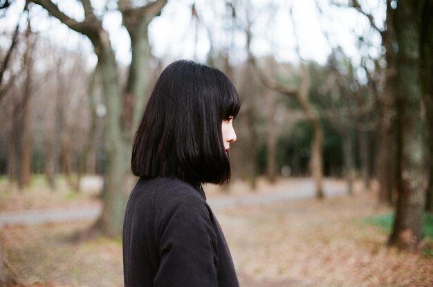 Photo side view of woman in forest