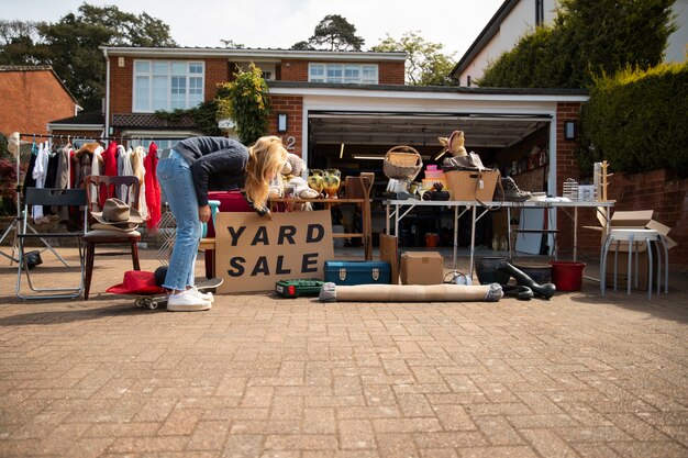 Photo side view woman at garage sale