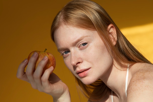 Photo side view woman holding apple