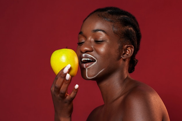 Photo side view woman holding apple