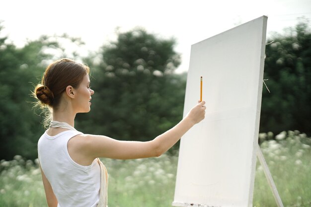 Photo side view of woman holding book