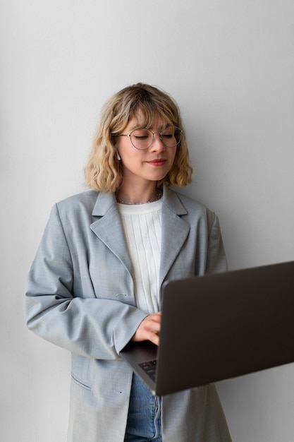 Photo side view woman holding laptop