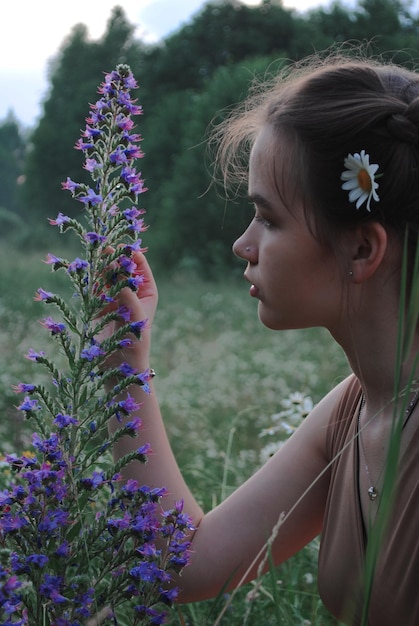 Photo side view of woman holding plant