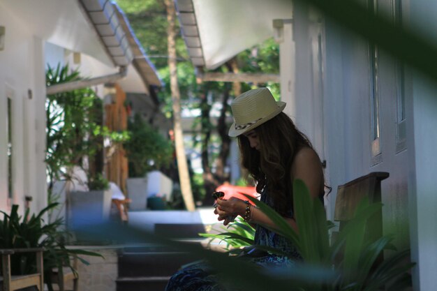 Photo side view of woman holding plants