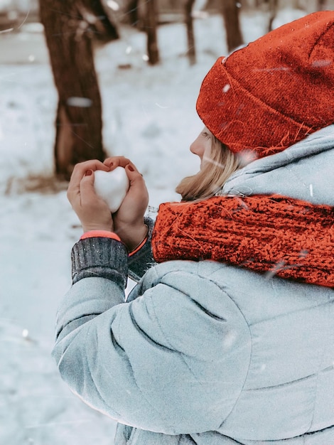 Foto vista laterale di una donna che tiene la neve