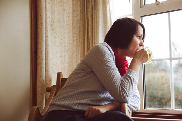 Photo side view of woman at home