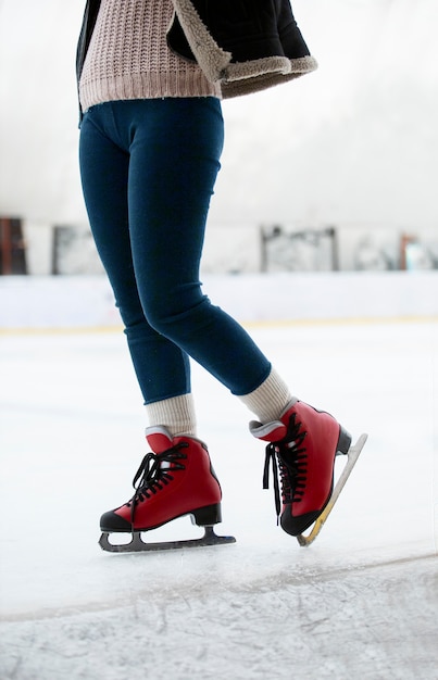 Photo side view woman ice skating