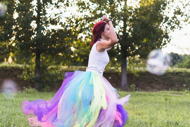 Photo side view of woman jumping on field