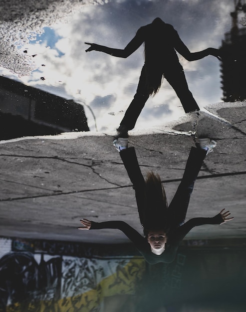 Photo side view of woman jumping in lake