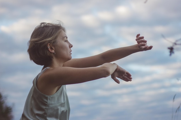 Photo side view of woman looking against sky