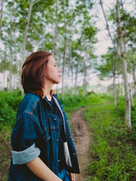 Photo side view of woman looking away on field