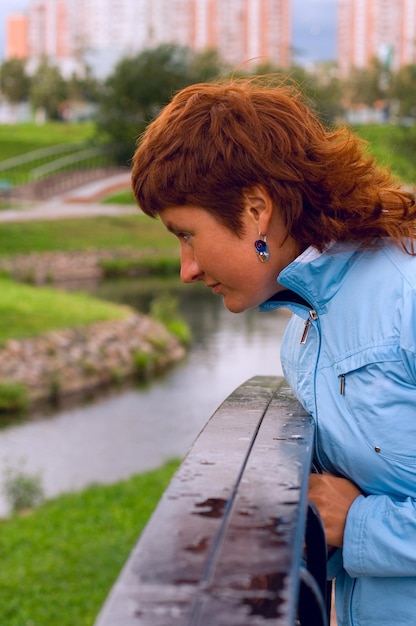 Photo side view of woman looking away outdoors