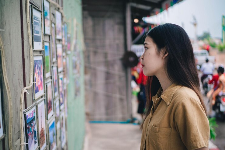 Photo 보행자 길 에 서 있는 여자 의  으로 보는 모습