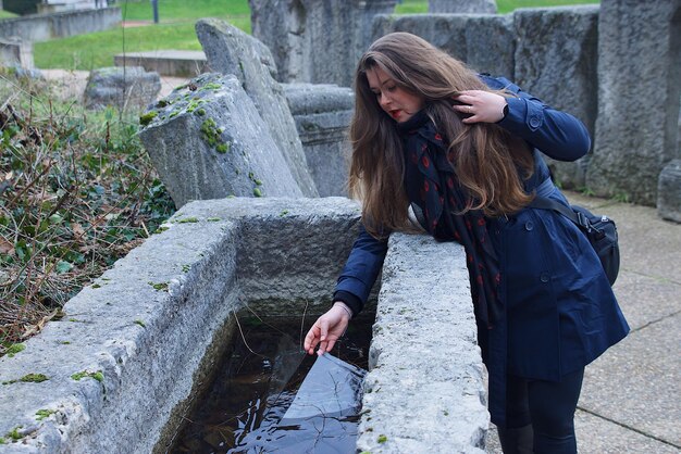 Photo side view of woman looking at water