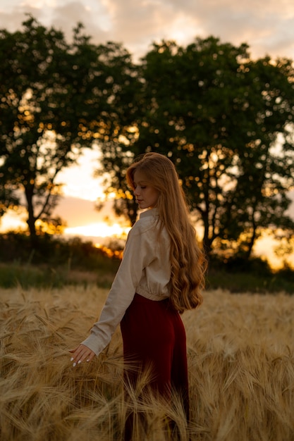 Photo side view woman posing outdoors