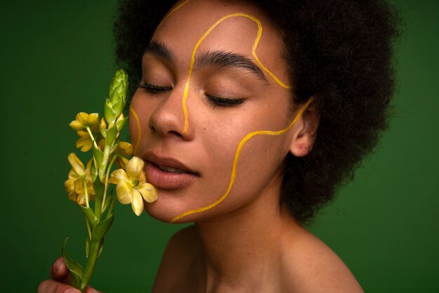 写真 花でポーズをとる側面図の女性