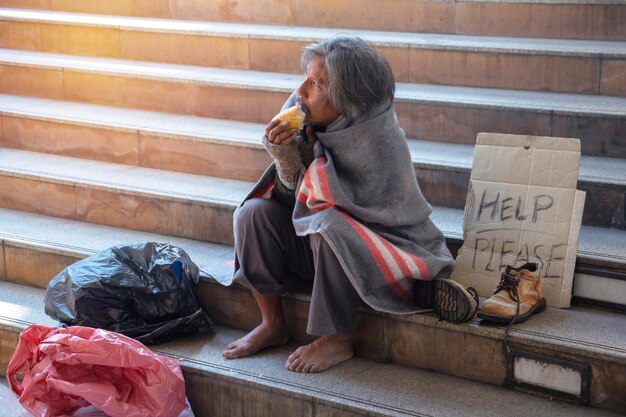 Foto vista laterale di una donna seduta su una panchina