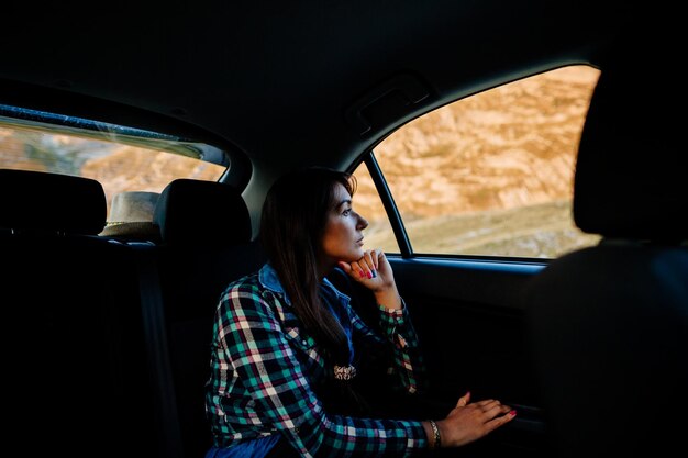 Photo side view of woman sitting in car