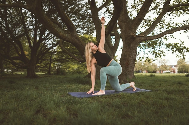 Photo side view of woman sitting on field