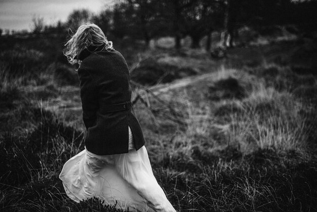 Photo side view of woman sitting on field