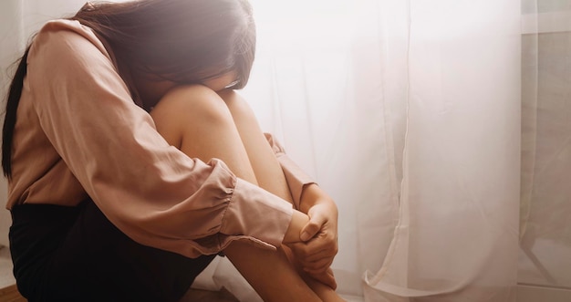 Photo side view of woman sitting at home