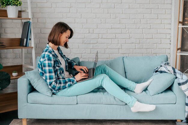 ソファに座っている女性のサイドビュー