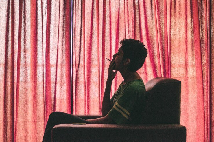 फोटो side view of woman smoking