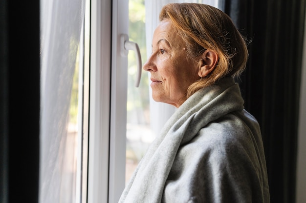 Photo side view woman social distancing at home