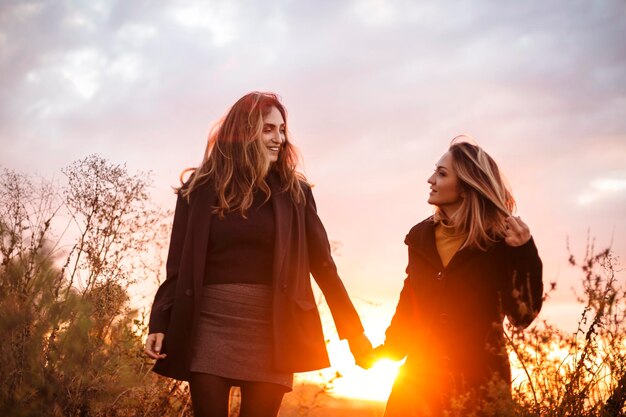 Foto vista laterale di una donna in piedi contro gli alberi