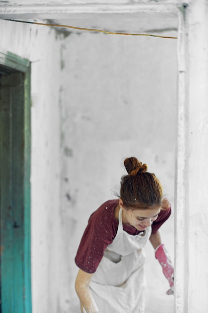 Photo side view of woman standing against wall