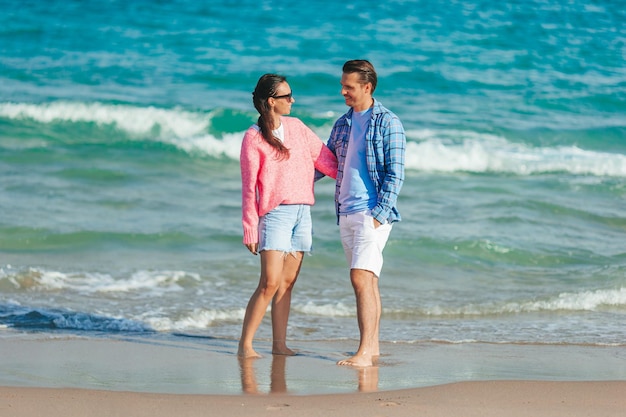 Photo side view of woman standing at beach