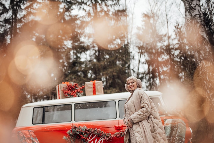 Фотография боковой вид женщины, стоящей у машины