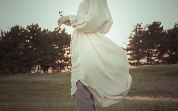 Photo side view of woman standing on field