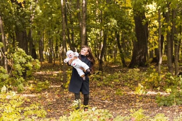 Foto vista laterale di una donna in piedi nella foresta