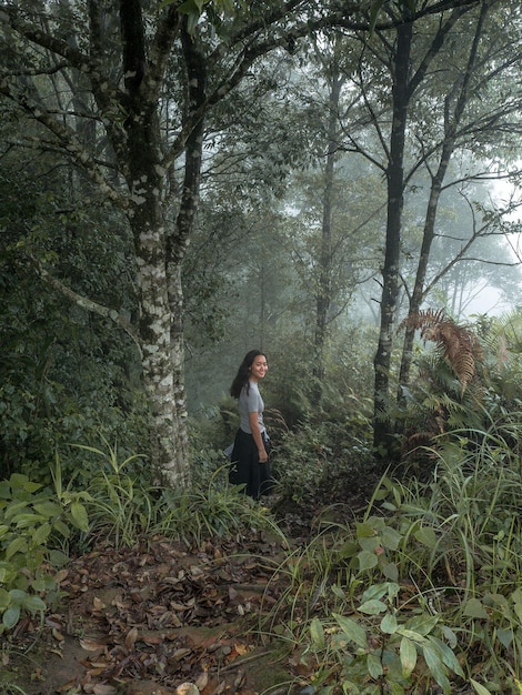 Photo side view of woman standing in forest