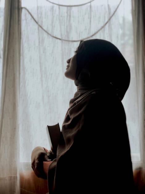 Photo side view of woman standing at home