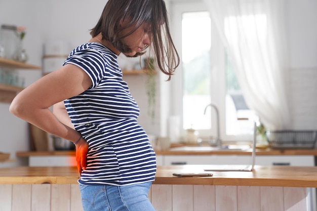 Photo side view of woman standing at home