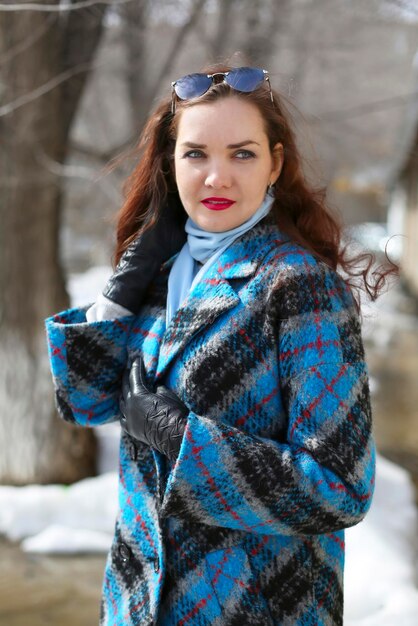 Photo side view of woman standing outdoors during winter