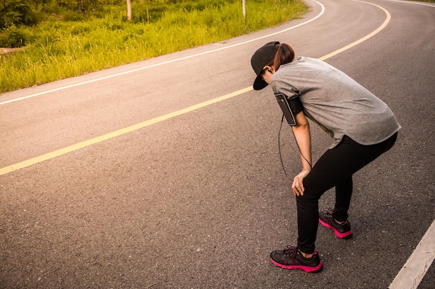 Photo side view of woman standing on road