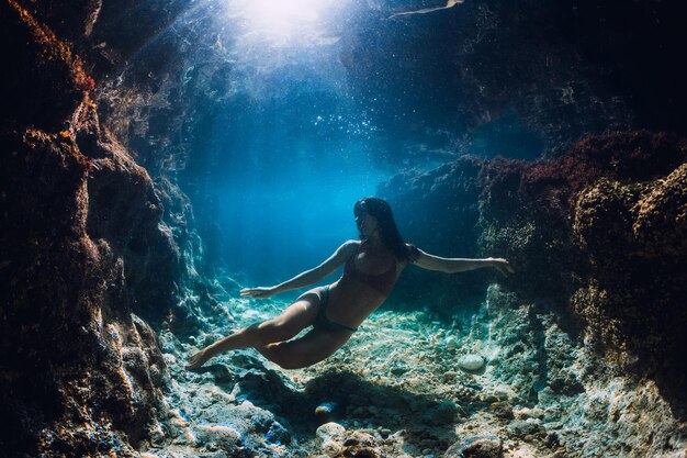 Foto vista laterale di una donna che nuota in mare