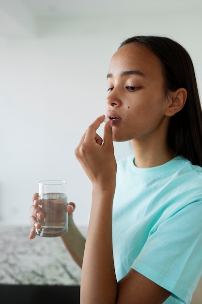 Photo side view woman taking allergy medicine