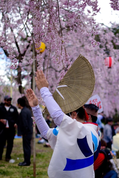 Photo side view of woman in traditional clothing dancing at park