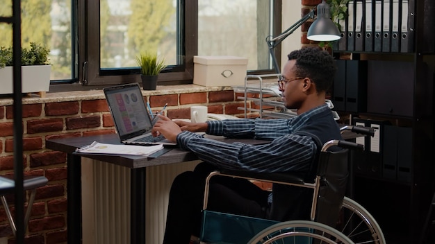 Photo side view of woman using laptop at home