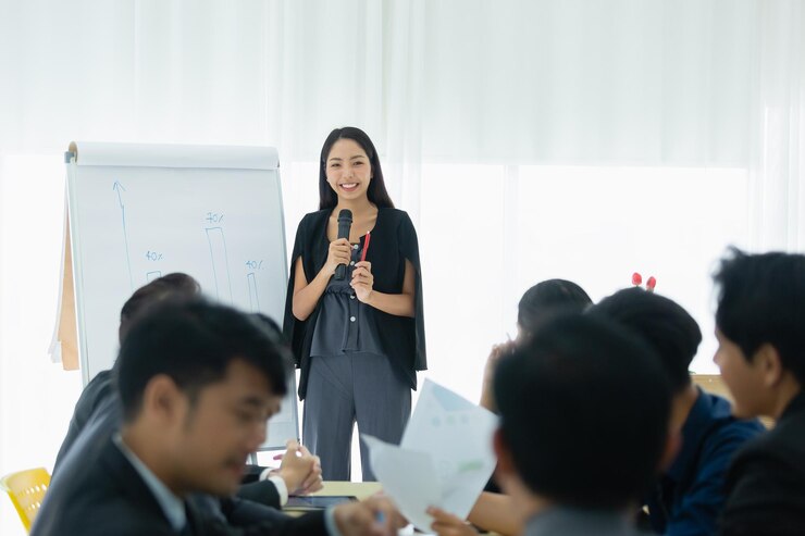 Photo 家で携帯電話を使っている女性の横の景色