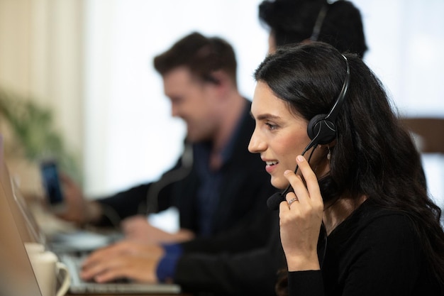 Foto vista laterale di una donna che usa un telefono cellulare