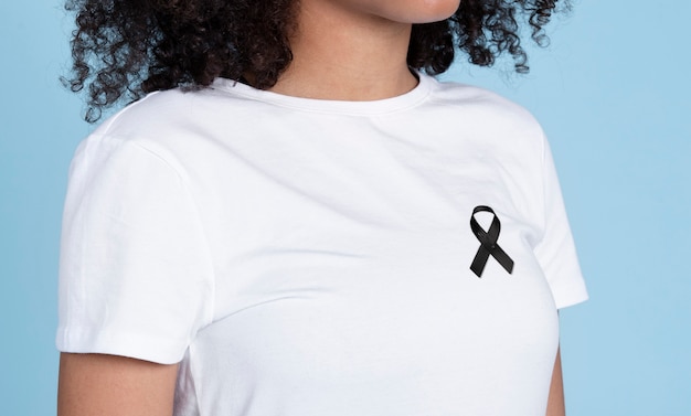 Photo side view woman wearing black mourning ribbon