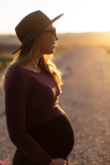 Foto vista laterale di una donna che indossa un cappello in piedi sulla terraferma